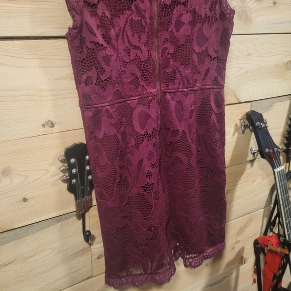 Burgundy lace dress - Picture 3 of 4